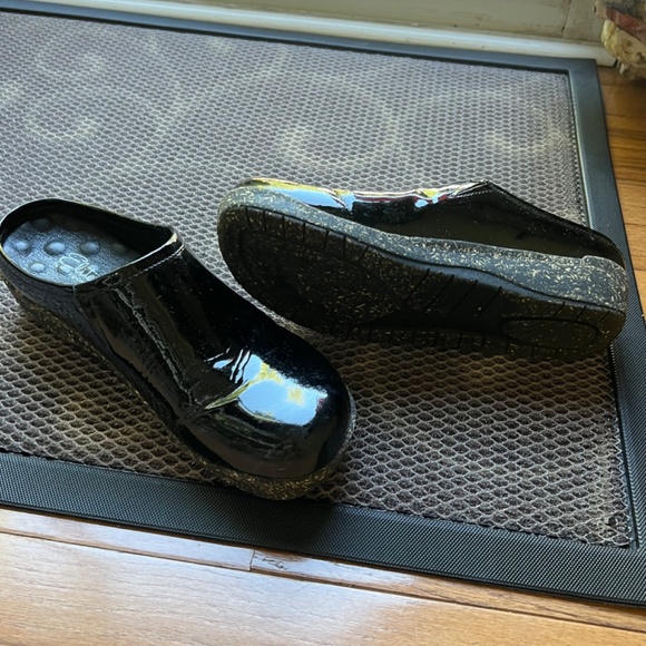 Walking Cradles Black patent slip on shoes - Picture 3 of 6